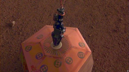  Mars Lander Starts Digging on Red Planet, Hits Snags