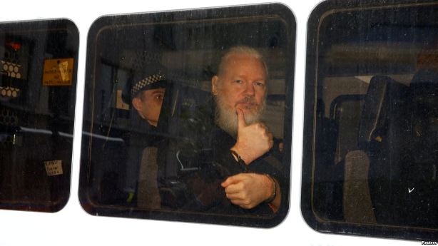  EE.UU. acusa a Assange de «conspiración» tras arresto en Londres