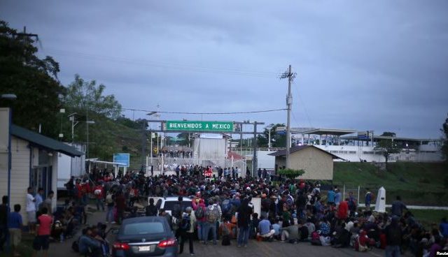 Hondureños esperan reunirse en la frontera para cruzar juntos Hondureños esperan reunirse en la frontera para cruzar juntos
