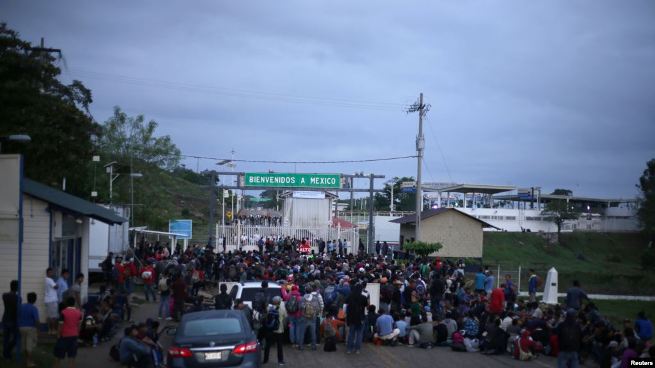  Hondureños esperan reunirse en la frontera para cruzar juntos