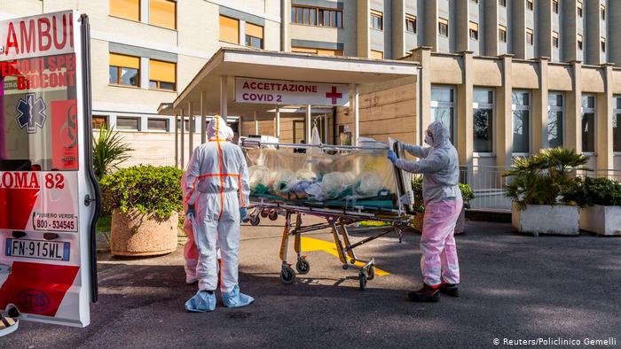  Italia informa de primera disminución de pacientes en cuidados intensivos