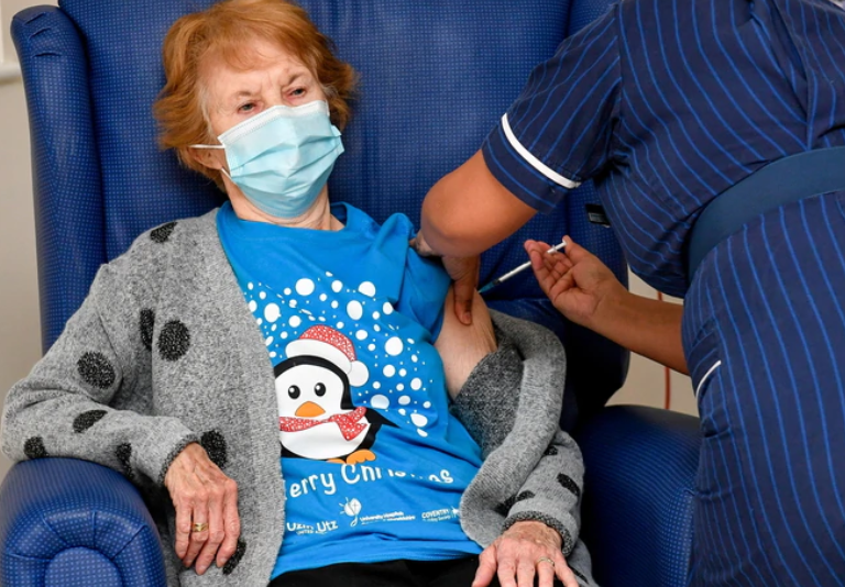  Anciana británica es la primera persona en recibir vacuna de Pfizer fuera de ensayos