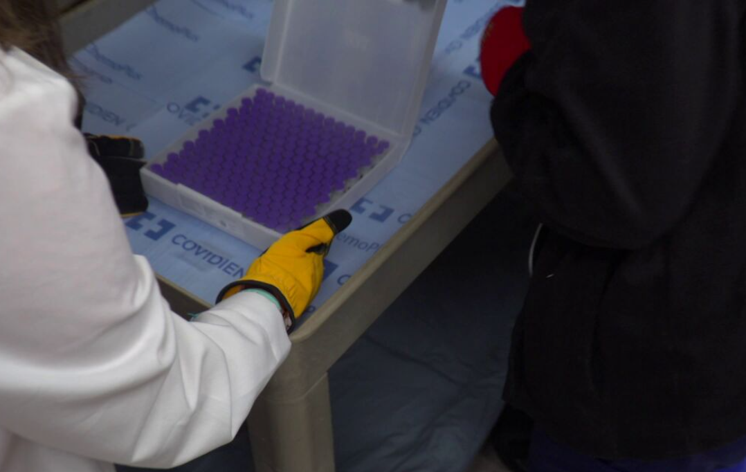  Lifespan comienza a ofrecer la vacuna COVID-19 a sus trabajadores de atención médica de primera línea