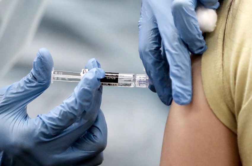  Inició en Rhode Island la vacunación de adultos de 75 años o más
