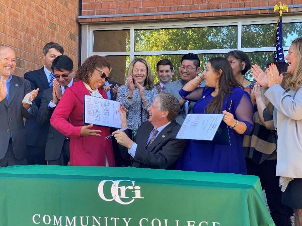  El gobernador McKee firma ceremonialmente la legislación sobre la matrícula universitaria