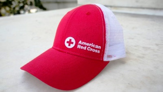  La Cruz Roja Estadounidense está ayudando a dos personas después de un incendio el lunes 11 de octubre en Warwick