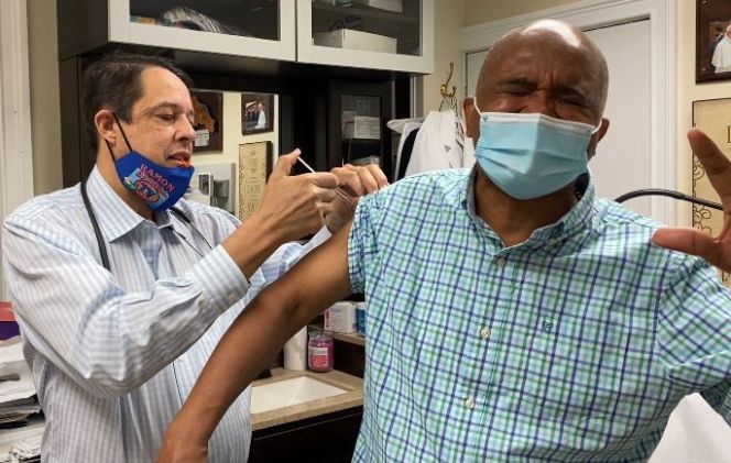  El Dr. José Goris asegura que más dominicanos y latinos se están vacunando contra el “Flu-Gripe” en Washington Heights.