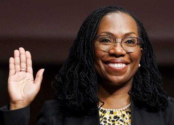  Histórica votación en el Senado confirma a Ketanji Brown Jackson como la primera jueza negra de la Corte Suprema
