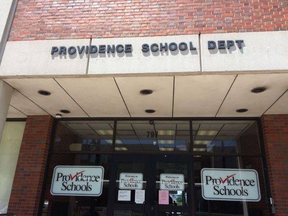  Cientos de maestros de Providence realizarán un piquete informativo sobre la toma de posesión de las escuelas de Providence