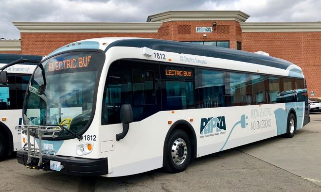  Gobernador McKee, RIPTA, oficiales federales, estatales y locales marcan inicio de la construcción de la primera estación de carga en línea para autobuses eléctricos del estado