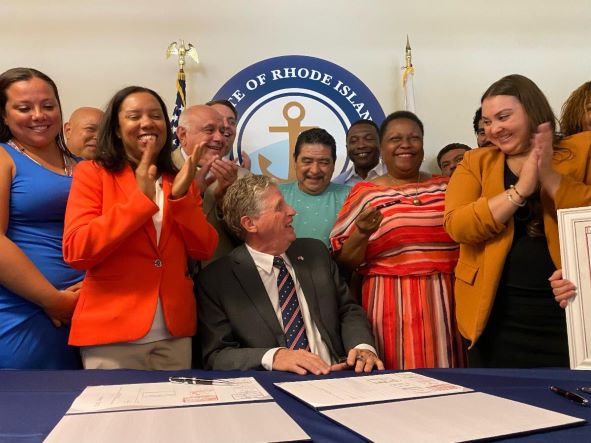  El gobernador McKee firma legislación que otorga privilegios de conducción a residentes indocumentados