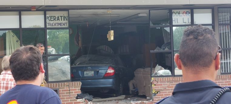  Una mujer choca su auto contra un edificio en Cranston