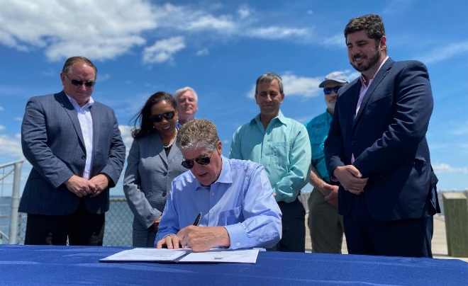  El gobernador McKee firma una orden ejecutiva que anuncia el 31 de julio como el Día de la Bahía del Gobernador