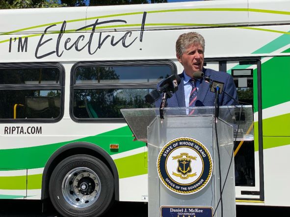  El gobernador McKee, los líderes electos y RIPTA presentan la primera flota de autobuses eléctricos de Rhode Island