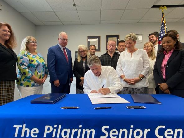  El gobernador McKee firma legislación para apoyar a las personas mayores de Rhode Island