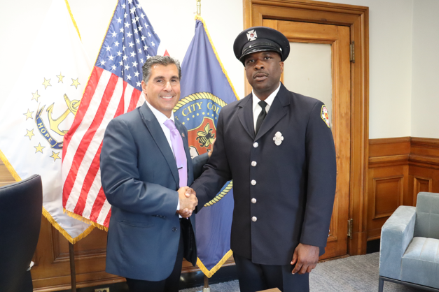  El Ayuntamiento honra al bombero con medalla de valentía