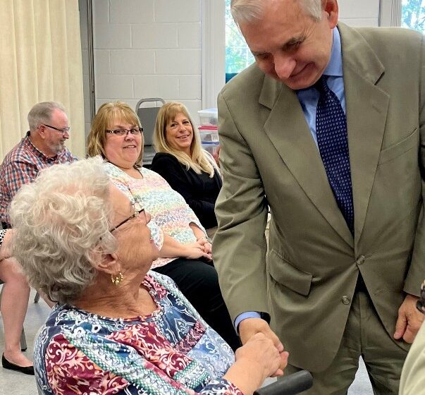  Después de entregar $400 millones para mejorar el servicio al cliente del Seguro Social, Reed visita el Pilgrim Senior Center para enfatizar la importancia de fortalecer el Seguro Social y Medicare