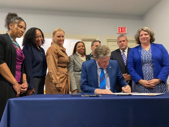  El gobernador McKee firma legislación que protege la confidencialidad de los sobrevivientes de violencia doméstica