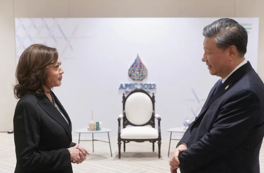  Harris se reúne con Xi para mantener línea de comunicación