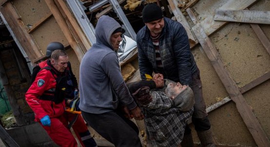  Ucrania evacua hospitales de Jersón tras ataques rusos