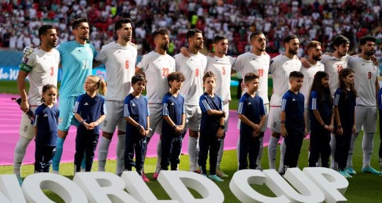  La selección de Irán canta su himno antes del partido contra Gales