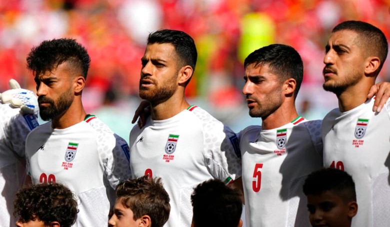  La selección de fútbol de Irán canta a medias el himno nacional en la Copa del Mundo