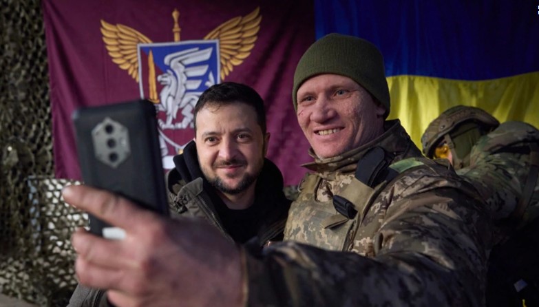  Zelenskyy visita el área de primera línea y elogia a las fuerzas ucranianas como héroes