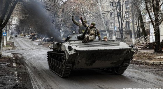  Mueren 16 personas al chocar un camión militar con un autobús en Donetsk