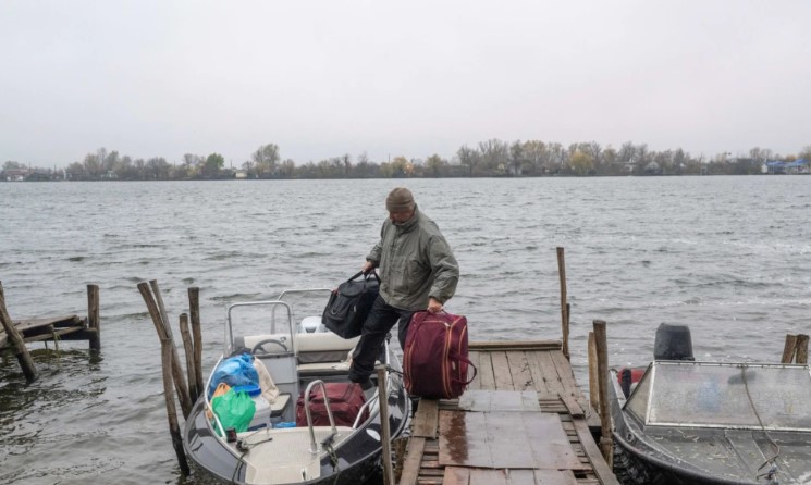  Francotiradores y agua helada: los ucranianos se arriesgan a cruzar el río Dniéper