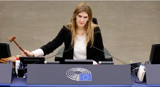  Parlamento Europeo destituye a vicepresidenta Eva Kaili en medio del escándalo de Qatar