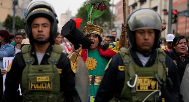  Perú declara estado de emergencia nacional y propone elecciones para 2023
