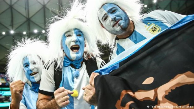  Hinchas argentinos protestan por reventa de entradas para la final de Qatar