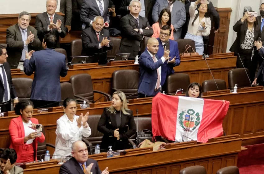  El Congreso de Perú destituye al presidente Castillo