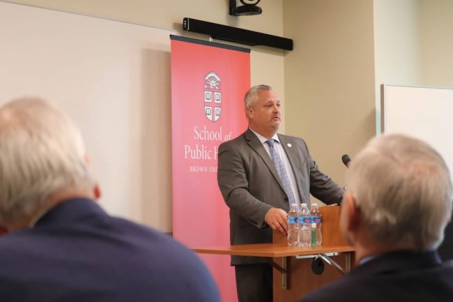  El director ejecutivo de la Asociación de Jefes de Policía de Rhode Island, Sid Wordell, se une al evento de prensa sobre la respuesta estratégica a la crisis del fentanilo