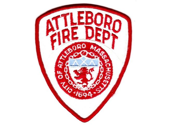  El Departamento de Bomberos de Attleboro responde a un incendio que involucró varios remolques de tractores