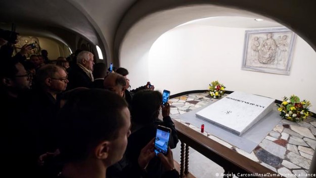  Tumba de Benedicto XVI abre a visitantes en la cripta vaticana