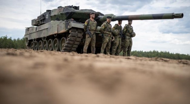  Stoltenberg augura próximas entregas de armamento pesado a Ucrania