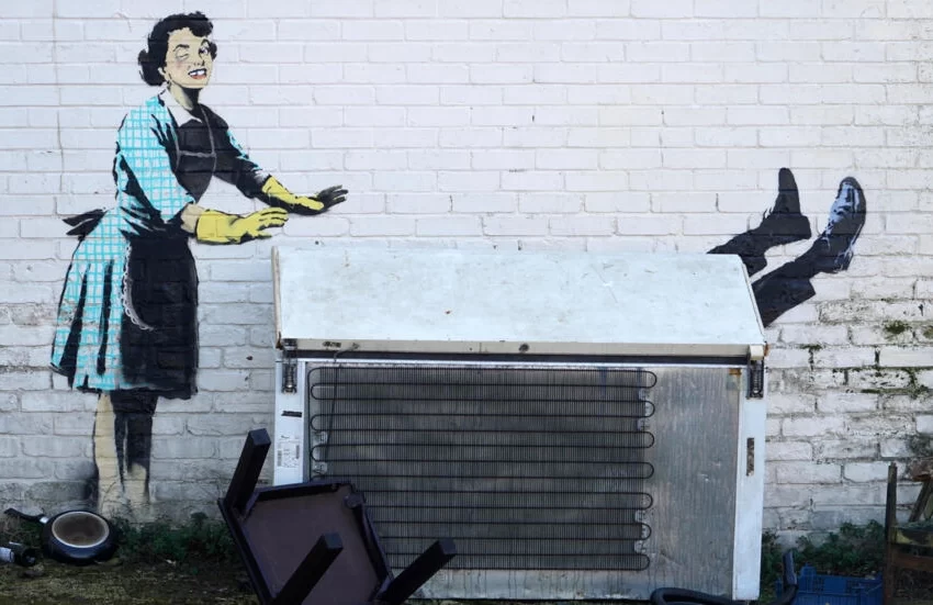  Obra de Banksy recupera significado tras regreso de objetos que eran parte