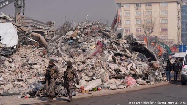  Terremoto en Turquía: número de muertos llega a 21.848