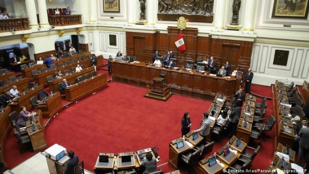  Congreso de Perú declara non grato al presidente de Colombia
