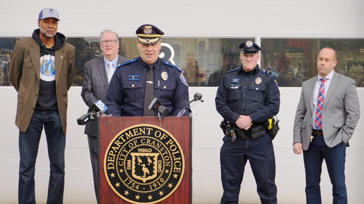  El Departamento de Policía de Cranston y la organización sin fines de lucro Lights and Sirens International forman una asociación para fortalecer las relaciones entre la policía y la comunidad