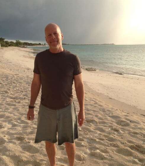  Familia de Bruce Willis comparte un nuevo diagnóstico sobre su salud: padece una forma de demencia