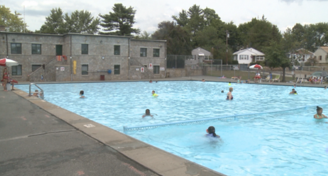  El alcalde Hopkins anuncia planes futuros para la piscina Budlong