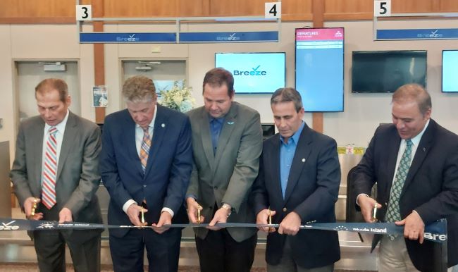  El gobernador McKee, la RIAC y los funcionarios electos cortaron la cinta para la nueva base de operaciones de Breeze Airlines en T.F. Green Aeropuerto Internacional
