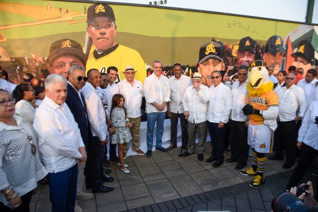  Presidente Abinader devela mural Águilas Cibaeñas. Promete remozar Estadio Cibao