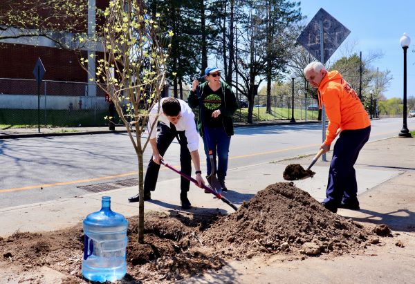 Antes del Día de la Tierra, Reed y Smiley se unen a WRWC para la plantación de árboles y destacan los esfuerzos para ayudar a que los bosques urbanos de Rhode Island crezcan, absorban más dióxido de carbono y combatan la contaminación y el cambio climático
