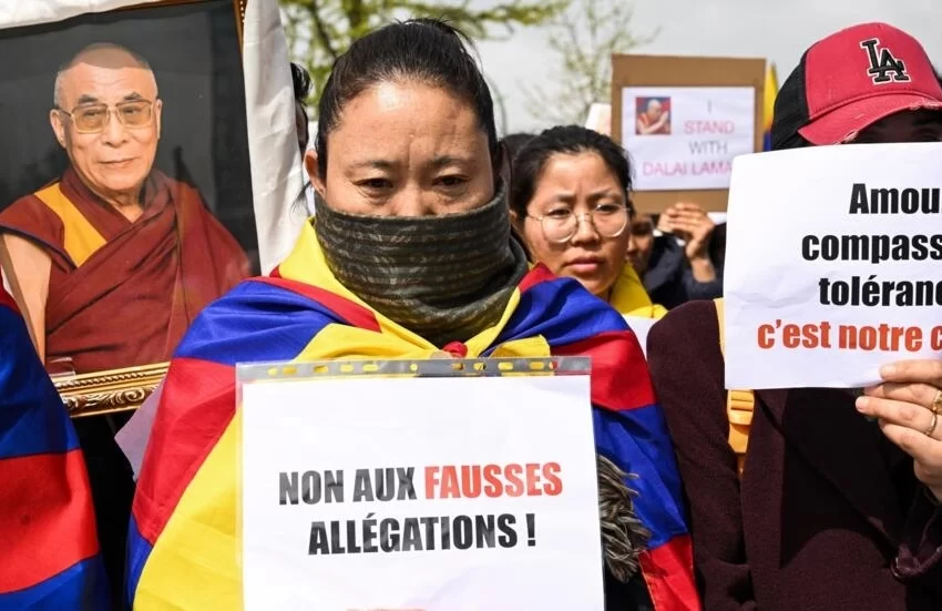  Tibetanos se manifiestan en París en apoyo al dalái lama tras video polémico