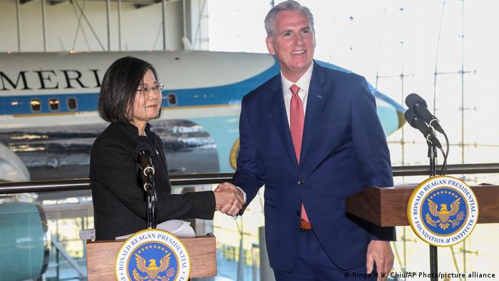  China promete respuesta «firme» tras reunión entre Tsai y McCarthy en EE.UU.