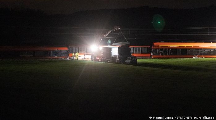  Dos descarrilamientos casi simultáneos dejan 15 heridos en Suiza