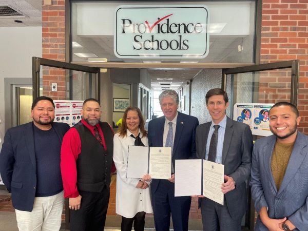  Providence firma el convenio municipal Learn365RI y se compromete a aumentar las oportunidades de aprendizaje fuera de la escuela